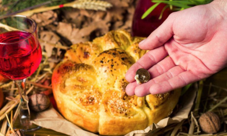 PRONAŠLI STE NOVČIĆ U ČESNICI? Evo šta narodna tradicija nalaže da uradite sa njim – i zašto je to važno