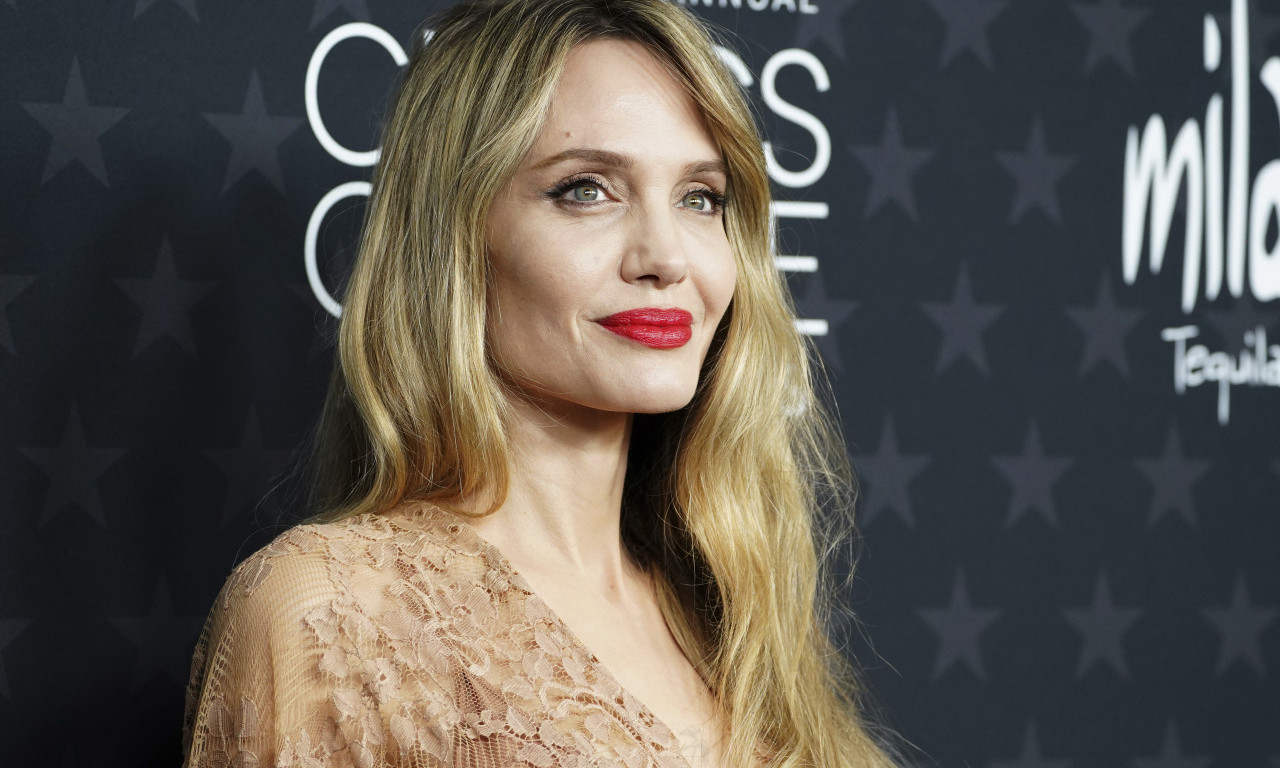 ŽIVOT I BOL ANĐELINE DŽOLI Priča koja ide iza crvenog tepiha