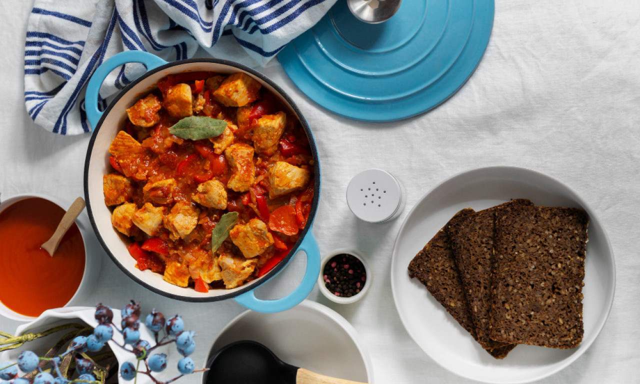 BAČKI PAPRIKAŠ Starinsko jelo na kašiku puno mesa, paprika i krompira