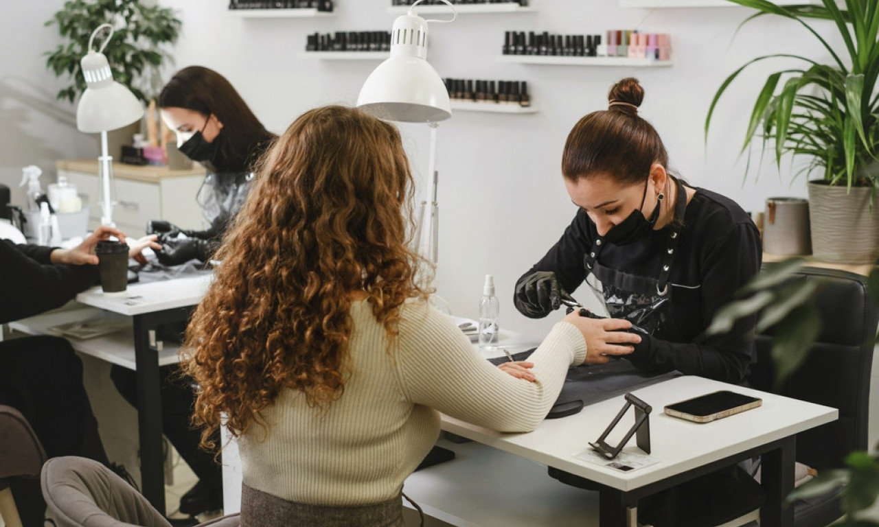 NOKTI KOJI IDU UZ SVAKI STAJLING ZA DOČEK Manikir koji možete nositi uz svaku prazničnu kombinaciju!