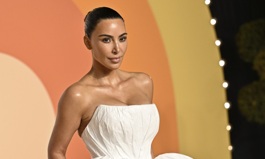 KIM KARDAŠIJAN SKRATILA KOSU Na Nedelji mode u Parizu zasenila sve i izgledala kao kopija svoje mame Kris!