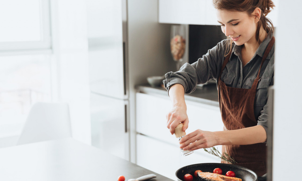 KAKO DA UKLONITE MIRIS PRŽENE RIBE IZ KUĆE, JEDAN TRIK MENJA SVE!