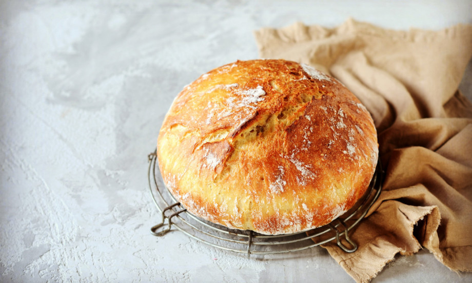 DOMAĆI HLEB ZA POČETNIKE Samo dva sastojka i gotov za manje od 40 minuta