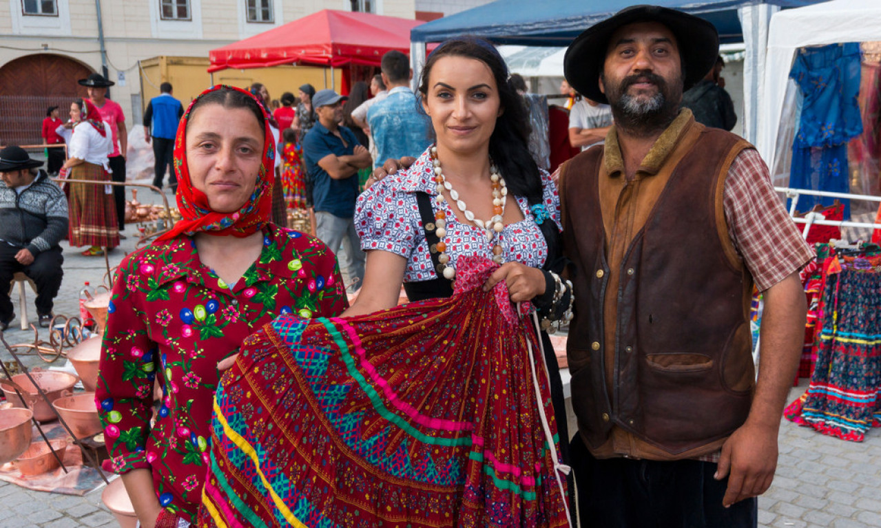 ROMSKE KARTE NE PRAŠTAJU Evo ko će u aprilu imati sreće, a ko probleme!