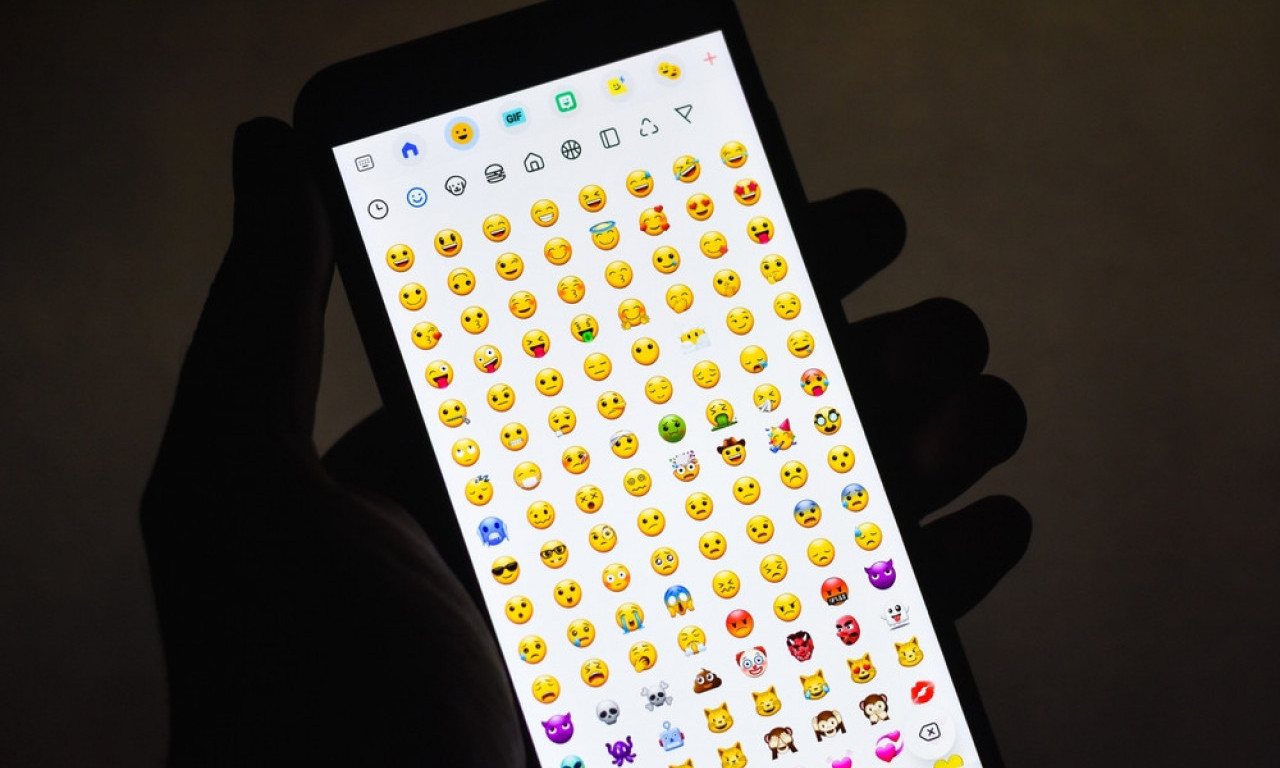 SKRIVENA PORUKA NA EMODŽIJU PAPIRA – Malo ko zna šta zaista piše na ovoj ikoni