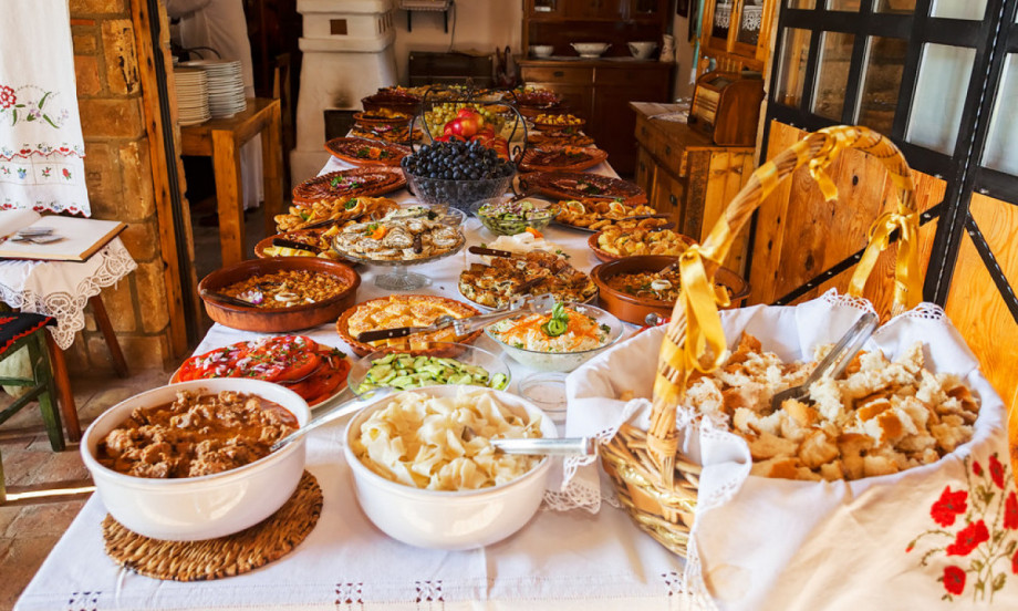 /data/images/2025-04-16/135926_shutterstock-527270461_kf.jpg KOLIKO ĆE NAS KOŠTATI SLAVA SVETE PETKE Od mezeta do torte i pića – sve za trpezu od 20 gostiju