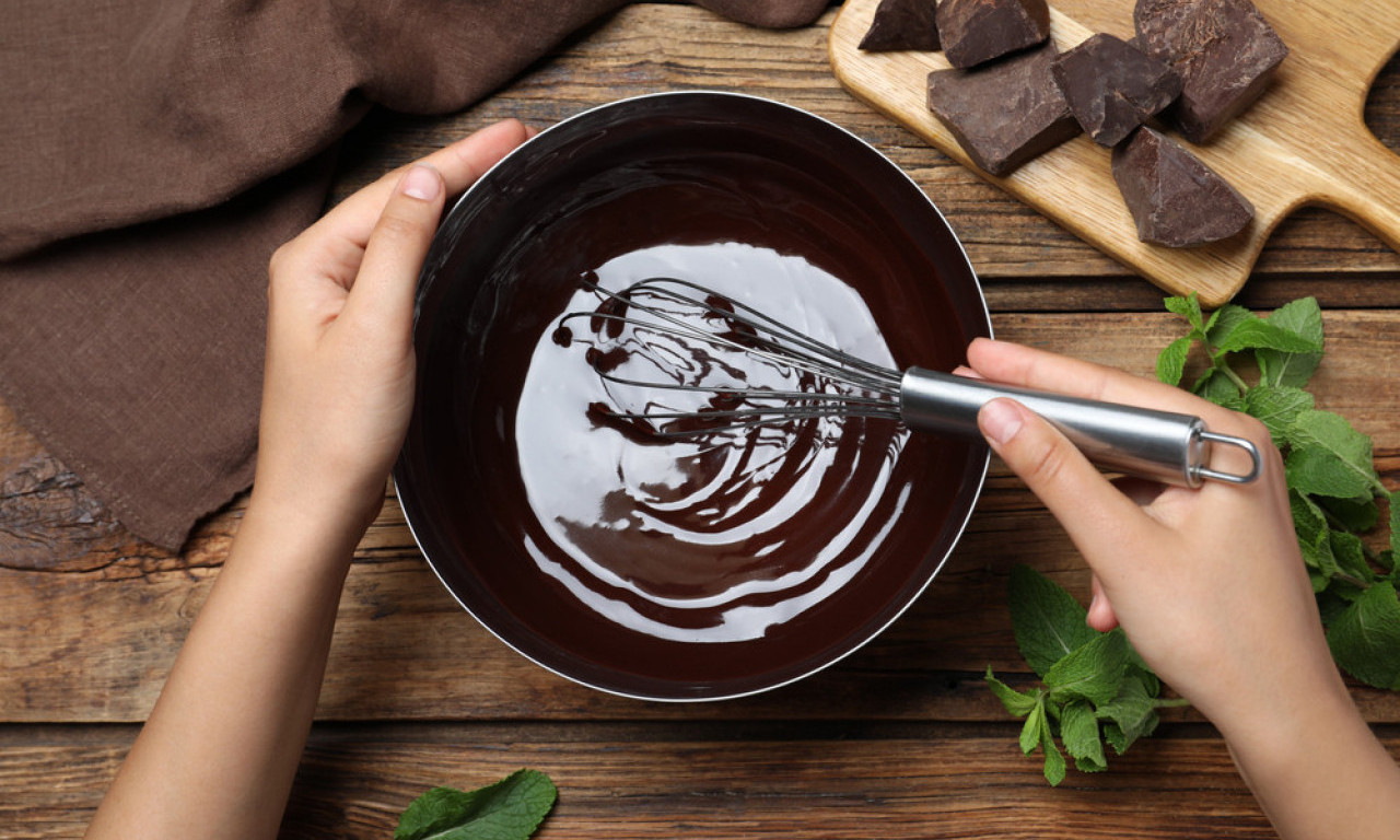 KAKO DA ČOKOLADNA GLAZURA NE PUCA KAD SEČETE KOLAČ ILI TORTU Poslastičar otkrio caku koju malo ko zna