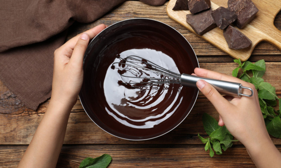 KAKO DA ČOKOLADNA GLAZURA NE PUCA KAD SEČETE KOLAČ ILI TORTU Poslastičar otkrio caku koju malo ko zna