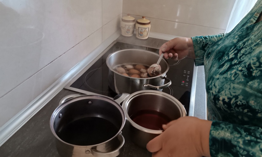 KADA SE STAVLJA BOJA ZA JAJA U ključalu vodu ili od početka? Evo kako da ispadnu savršena