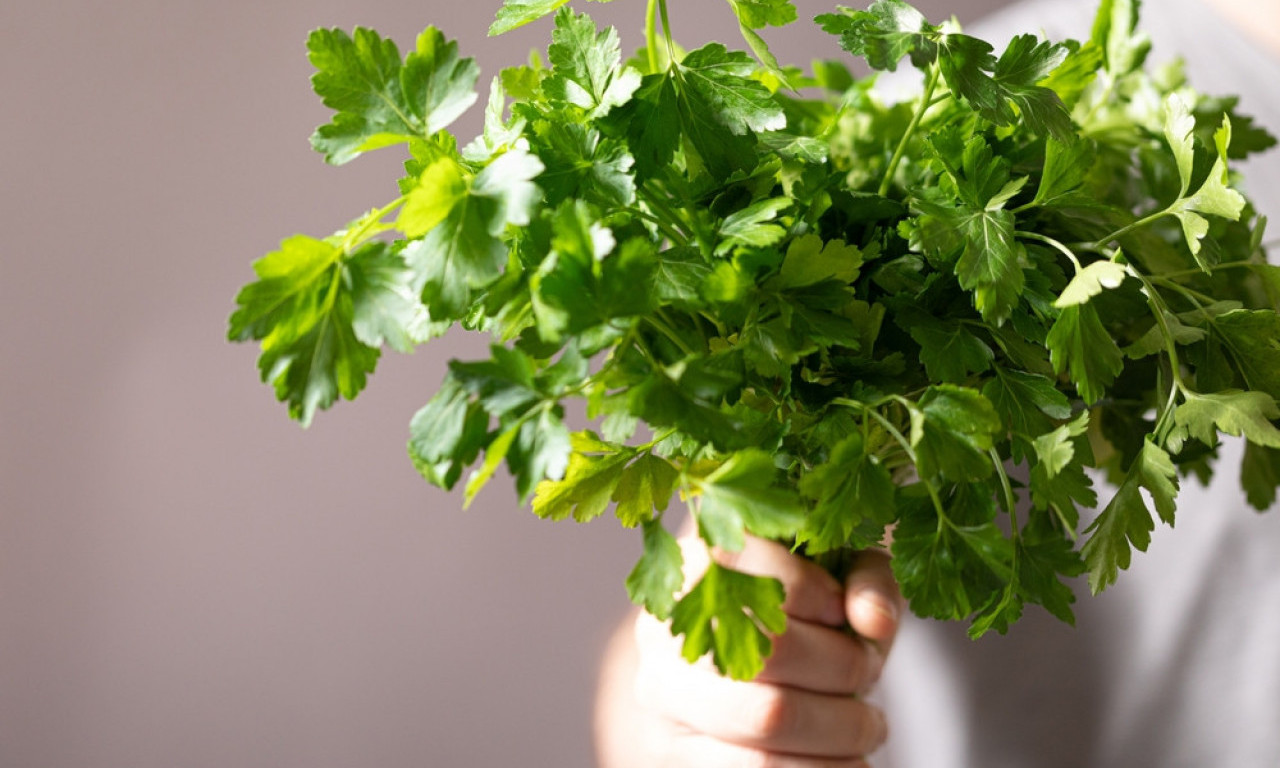 ZAŠTO BI PERŠUN TREBALO DA JE NA VAŠEM TANJIRU SVAKI DAN Zdravstveni benefiti koje mnogi zanemaruju!