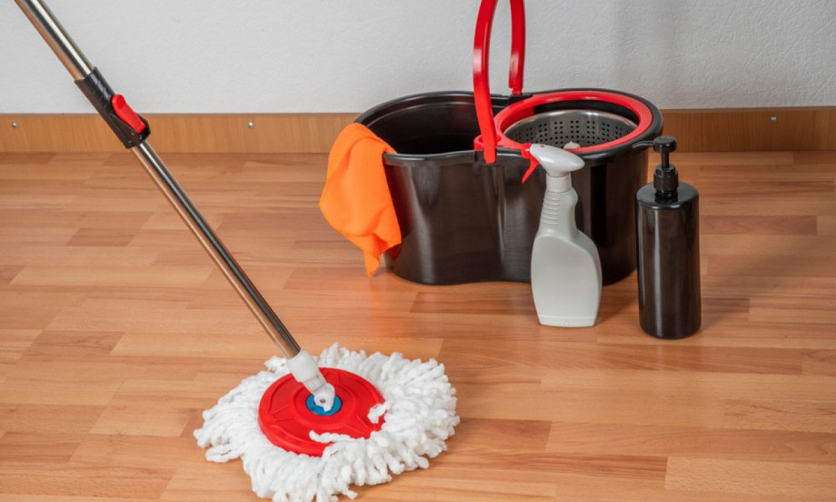 BRIŠETE PODOVE, A NE SIJAJU? Dodajte ovih 7 stvari u vodu i videćete razliku