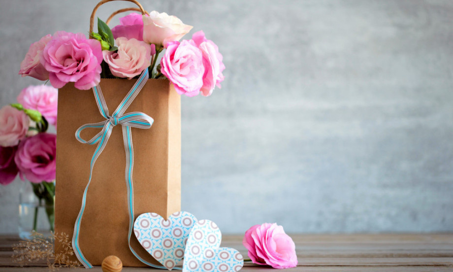 ŠTA PONETI NA MRATINDAN Lepi, pristupačni pokloni koji ostavljaju utisak i poštuju domaćina!