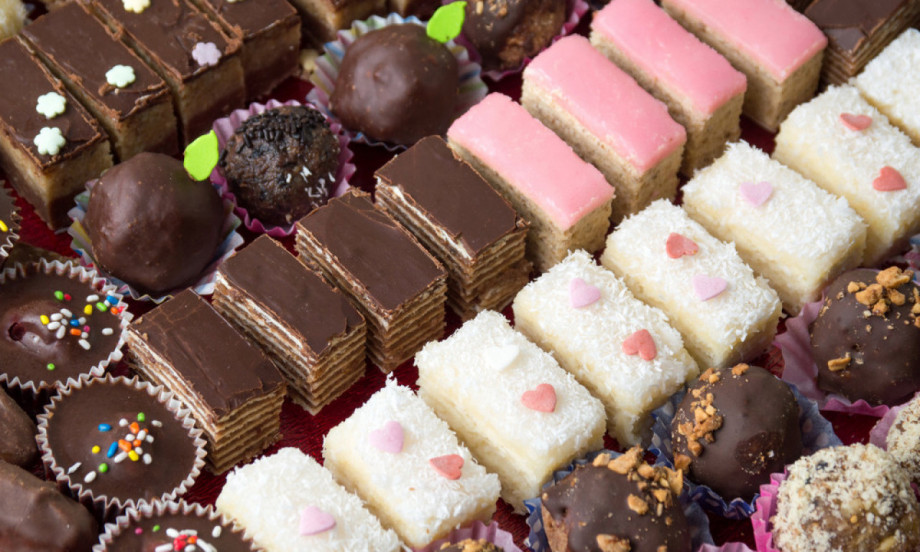 POSNE BAJADERE ODUŠEVLJAVAJU NA SLAVAMA Mali kolač koji se sprema brzo, a izgleda kao da ste se dugo trudili!