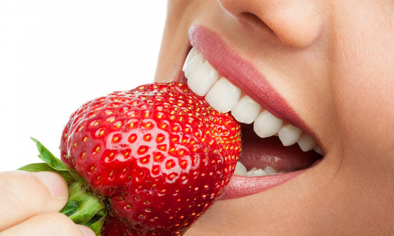 OVE NAMIRNICE PRIRODNO IZBELJUJU ZUBE Evo kako do blistavog osmeha bez hemije!