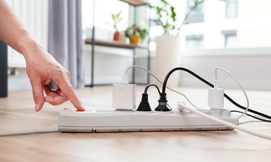 JEDNA GREŠKA SA PRODUŽNIM KABLOM MOŽE IZAZVATI POŽAR Ove uređaje nikada ne uključujte u njega!