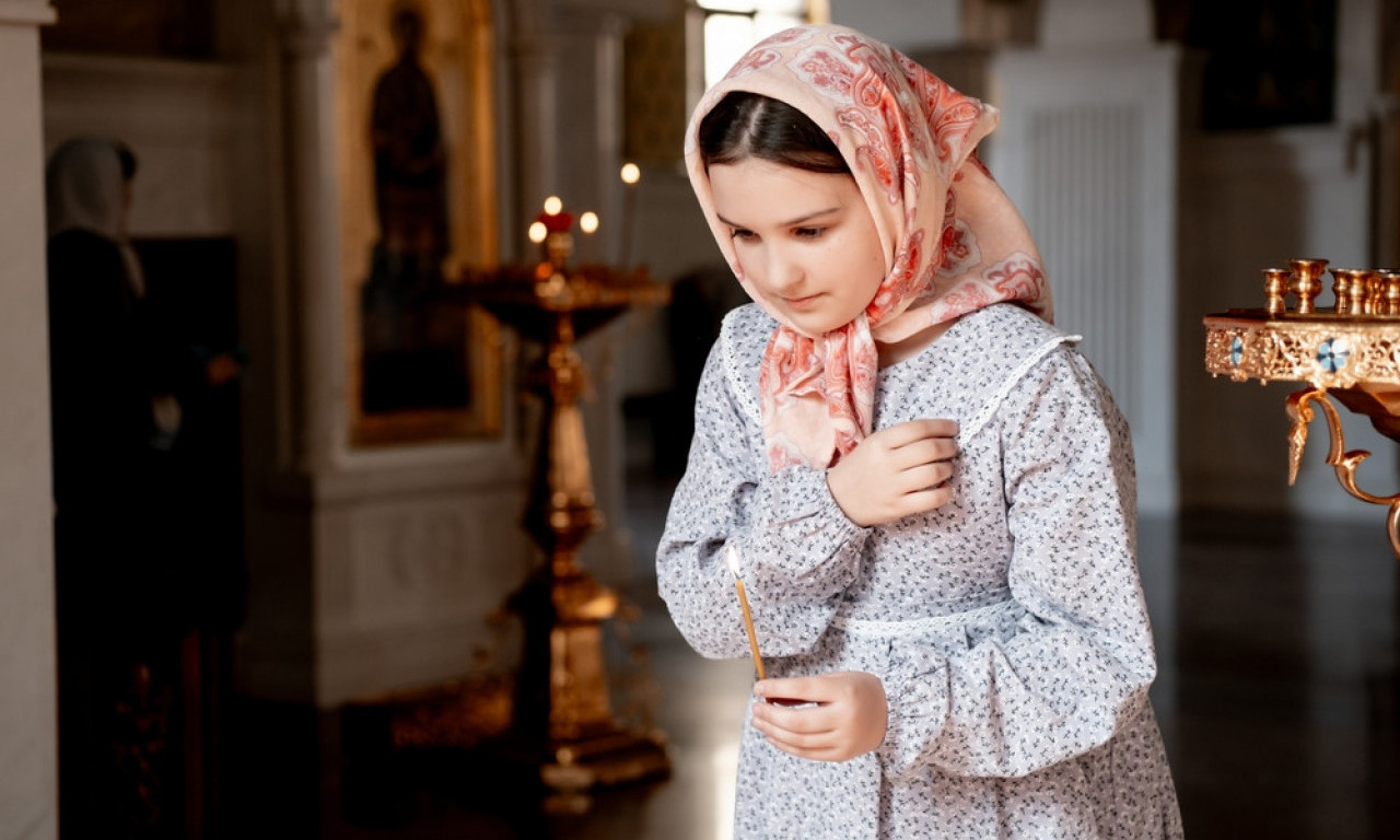 ŠTA JE ŽENAMA ZABRANJENO U CRKVI? Pravila o kojima se retko govori