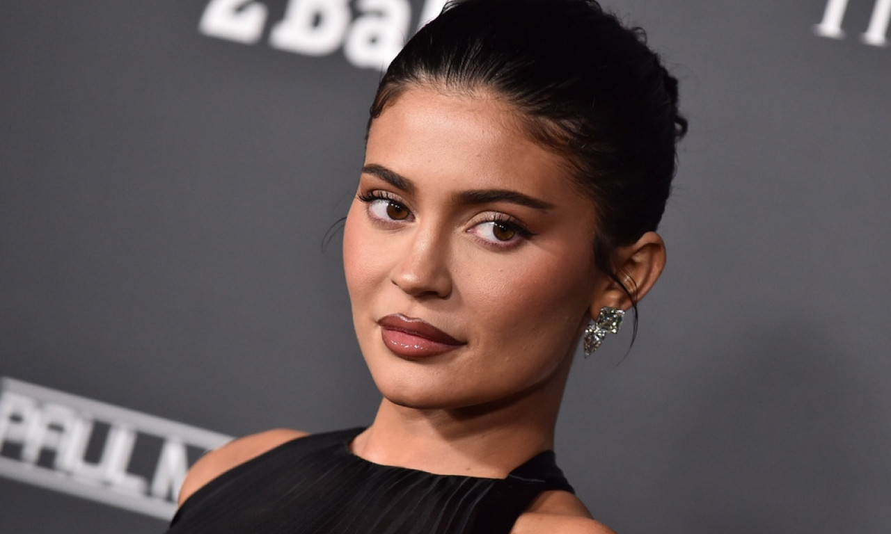 NOVI PARFEM KAJLI DŽENER DIŽE PRAŠINU Dovoljna je jedna kapljica i svi pitaju šta nosite!