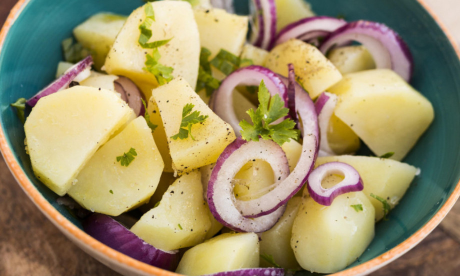 EVO KAKO DA NAPRAVITE SOČNU KROMPIR-SALATU KAO IZ RESTORANA Korak po korak!