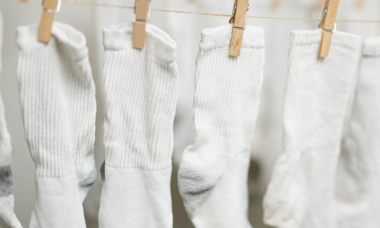 ZABORAVITE NA SODU BIKARBONU, OVO VRAĆA BELINU Evo kako da čarape budu kao nove bez skupih sredstava