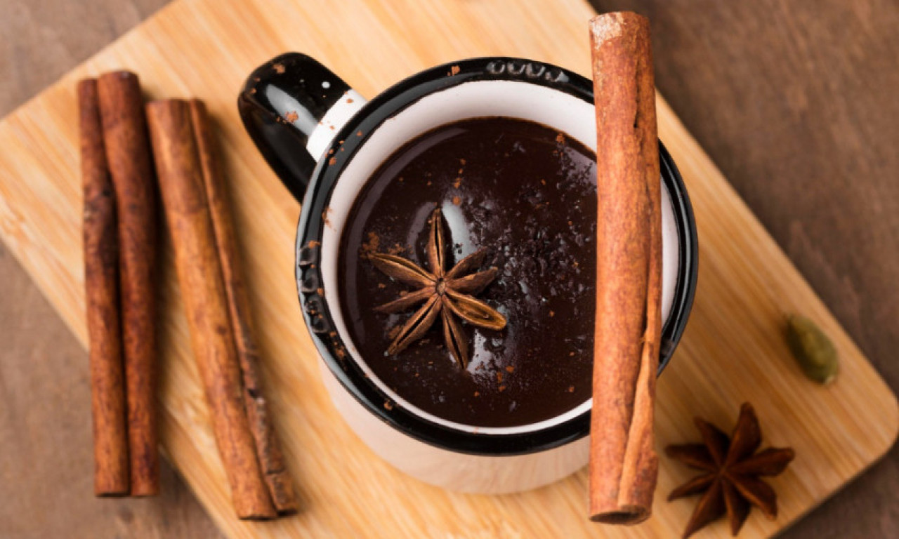 ZAŠTO SE ŠTAPIĆI CIMETA OSTAVLJAJU ISPRED VRATA U SEPTEMBRU Ritual za sreću, obilje i dobru energiju