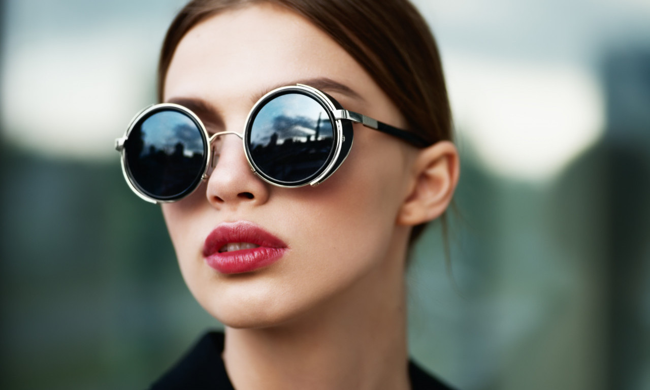 OVAJ TRIK SPAŠAVA ŠMINKU ZA SVE KOJI NOSE NAOČARE Kako da puder na nosu ostane postojan ceo dan