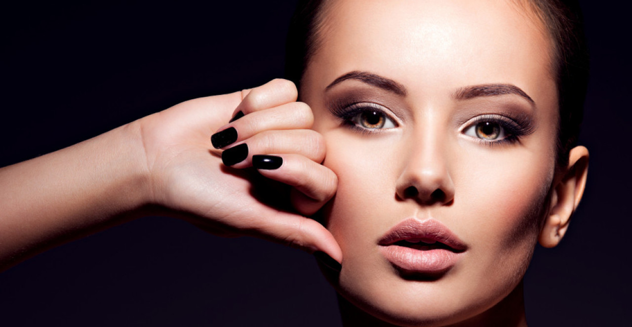 OVO SU BOJE MANIKIRA KOJE TREBA IZBEGAVATI ZA DOČEK NOVE GODINE Astrolozi kažu da nose lošu energiju u 2026.