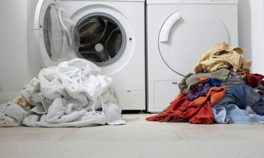 DA LI ZAISTA MORAMO ODVAJATI VEŠ Šta kažu stručnjaci o pranju belog i tamnog rublja (TABELA PRANJA)