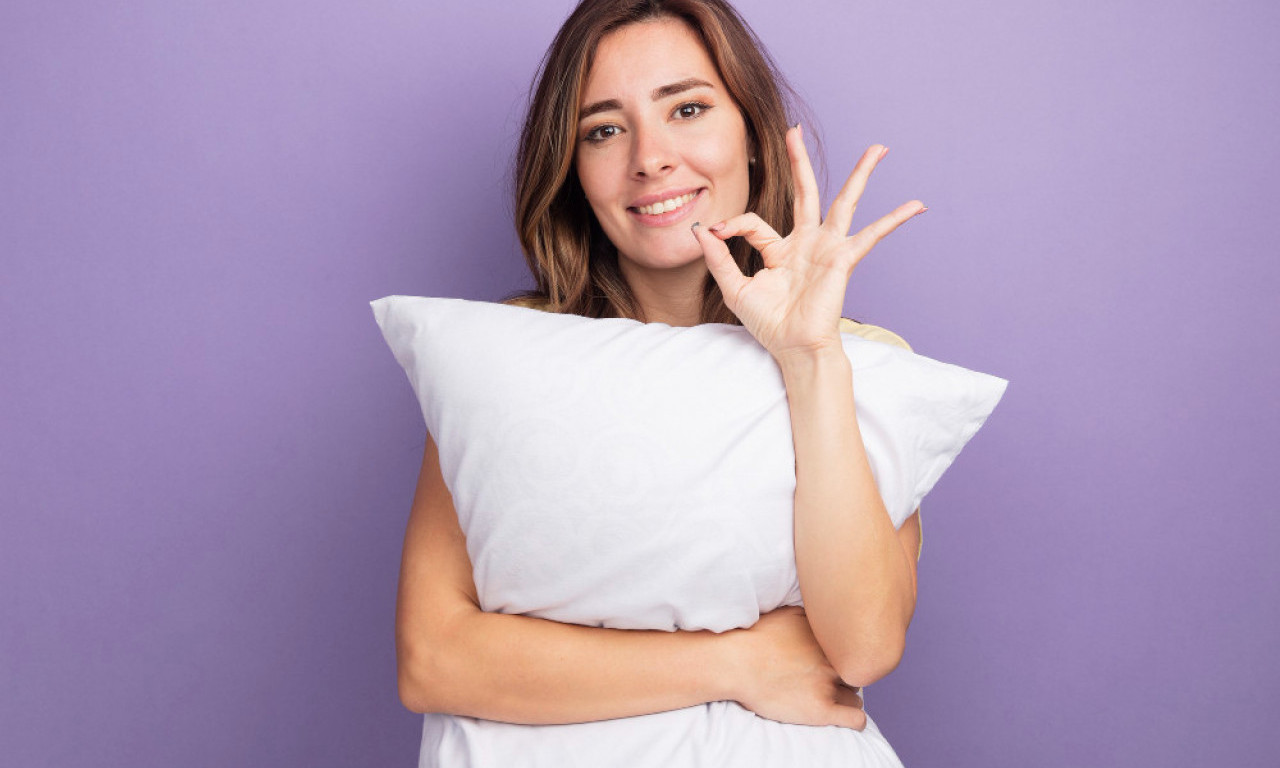 KAKO BRZO I LAKO OČISTITI JASTUK OD ŽUTIH FLEKA? Dva sastojka koja čine čuda!