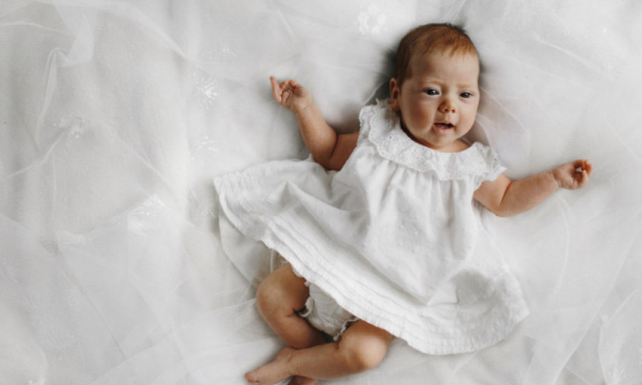 KOJE IME IZABRATI BEBI ROĐENOJ NA BOŽIĆ Simbolika, tradicija i značenje imena za decu rođenu na najradosniji dan