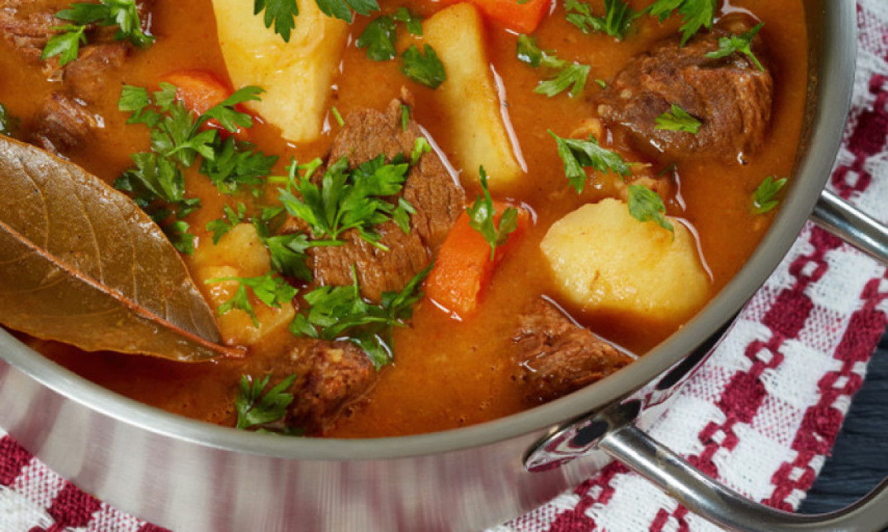 KAFANSKI GULAŠ KOJI SE PAMTI: Recept za ručak uz koji svi traže još jedno parče hleba