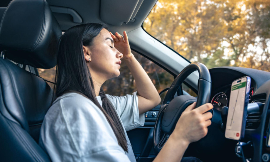 OVIH 5 STVARI NIKAKO NE OSTAVLJAJTE U AUTOMOBILU TOKOM VRUĆINA Mogu se oštetiti, pa čak i izazvati požar