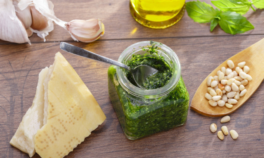 NE BACAJTE OVE LISTOVE Evo kako da ih pretvorite u domaći pesto sos koji oduševljava!