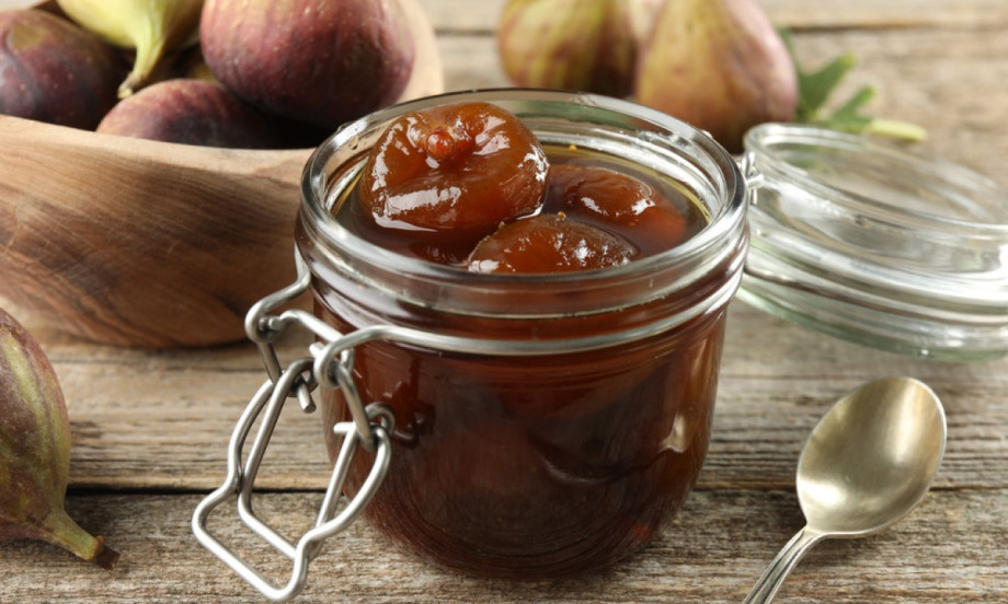 /data/images/2025-08-19/155006_shutterstock-2434185903_kf.jpg SLATKO OD SMOKVI Stari recept koji se prenosi s kolena na koleno