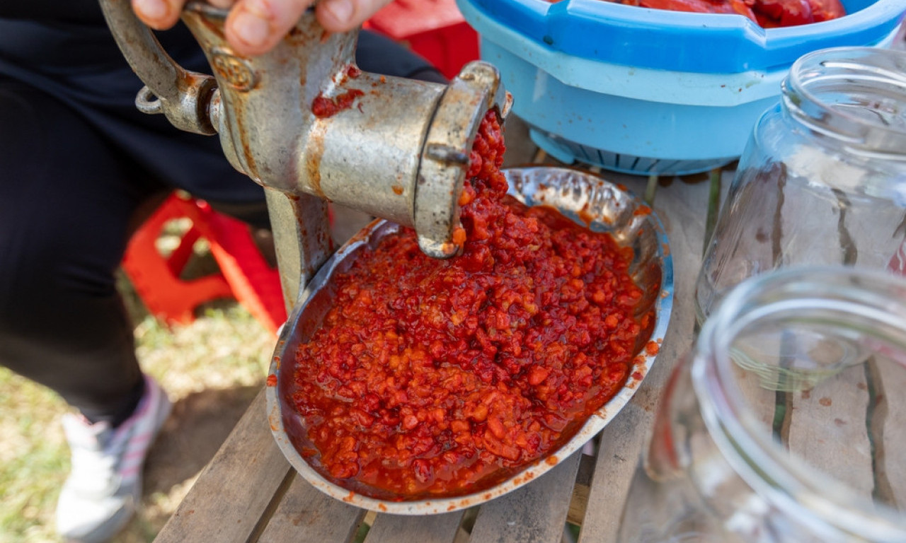 TAJNI SASTOJAK ZA AJVAR MENJA UKUS Dodajte ga pred kraj i dobićete pikantnu zimnicu