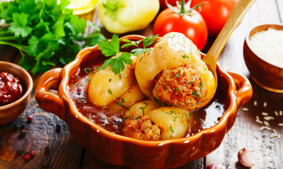 DOMAĆINSKO JELO BEZ GREŠKE Donosimo recept za punjene paprike koje uvek uspevaju!