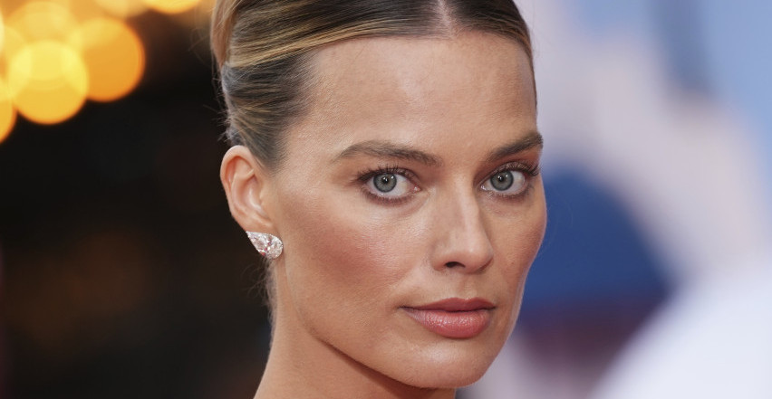 AU... KAKVA HALJINA! MARGO ROBI ZABLISTALA NA CRVENOM TEPIHU U LONDONU Hrabro izdanje u čast pokojnog Armanija (FOTO)