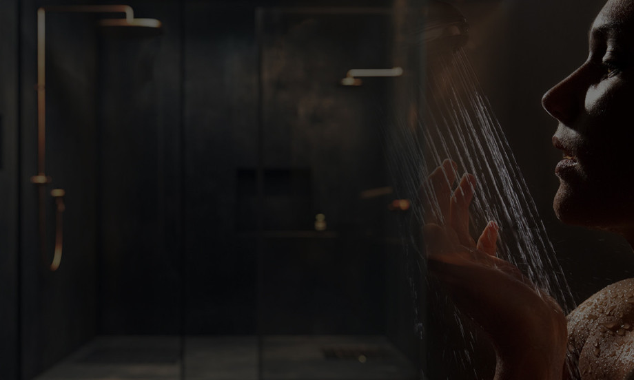 TUŠIRANJE U MRKLOM MRAKU I APSOLUTNOJ TIŠINI Zašto je "dark showering" trend zaludeo svet?
