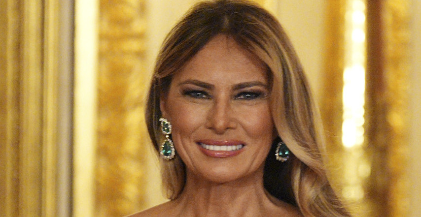"IZGLEDA KAO USKRŠNJE JAJE" Melanija Tramp u haljini koja je podelila svet - smelost, elegancija ili modni promašaj?