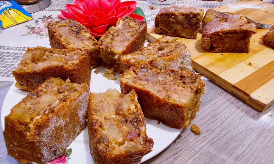 MORA DA SE PROBA Karamel jabuke sa orasima u sjajnom kolaču