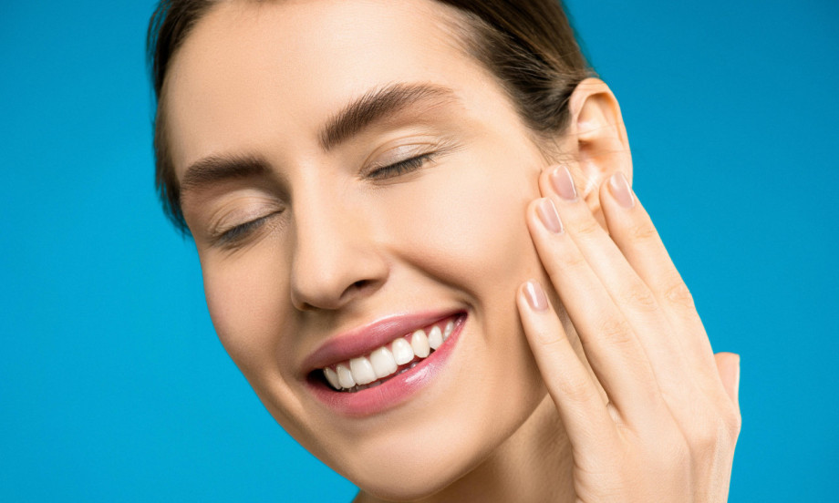 BLISTAV OSMEH PRIRODNIM PUTEM Ove namirnice čine zube svetlijim!