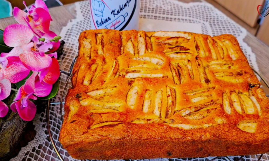 PITA SA JABUKAMA I SUVIM GROŽĐEM Sočan kolač koji miriše na detinjstvo