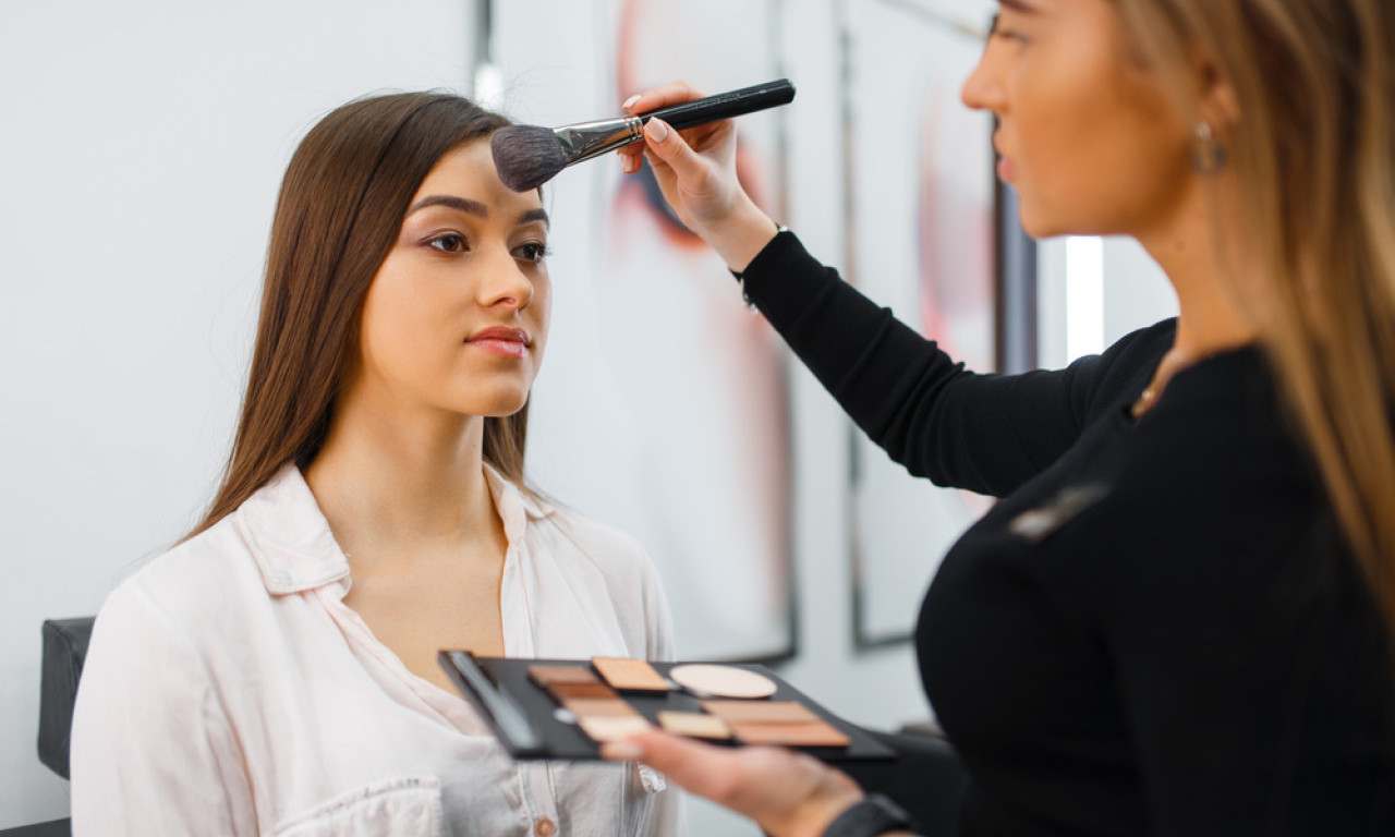 ZIMSKI MAKEUP KOJI TRAJE CEO DAN Ovako šminkeri čuvaju sjaj i hidriran ten!