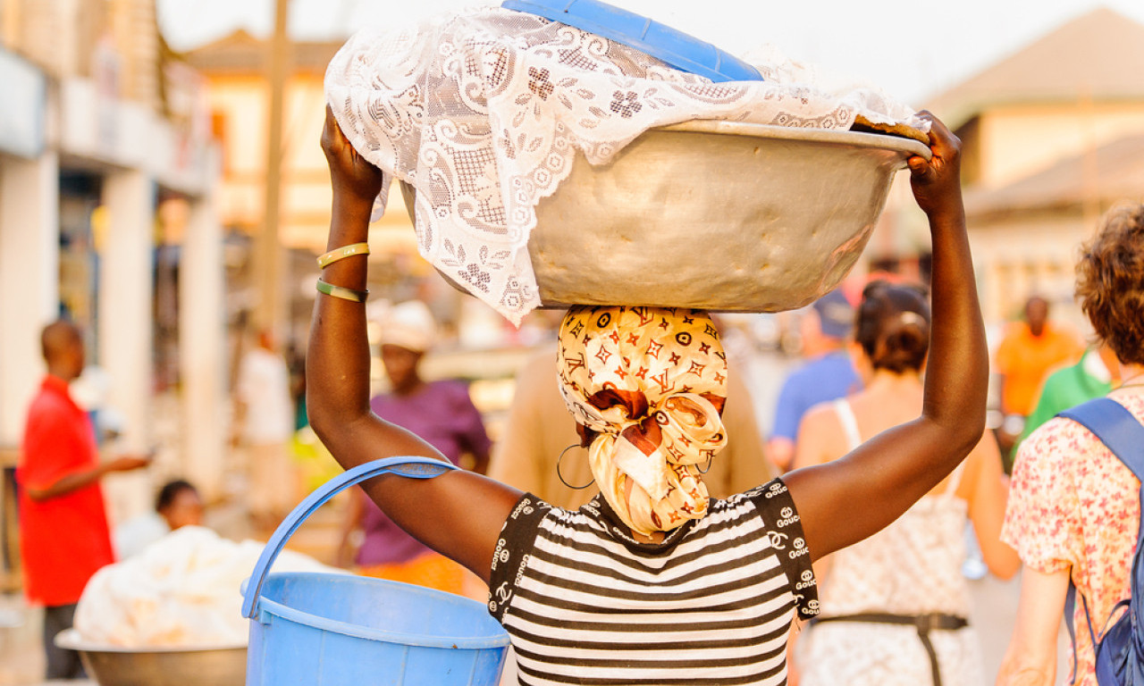 TORBA KOJA SIMBOLIZUJE IZGNANSTVO VIŠE OD MILION GANANACA IZ NIGERIJE KOŠTA 3.000 DOLARA Louis Vuitton oštro kritikovan