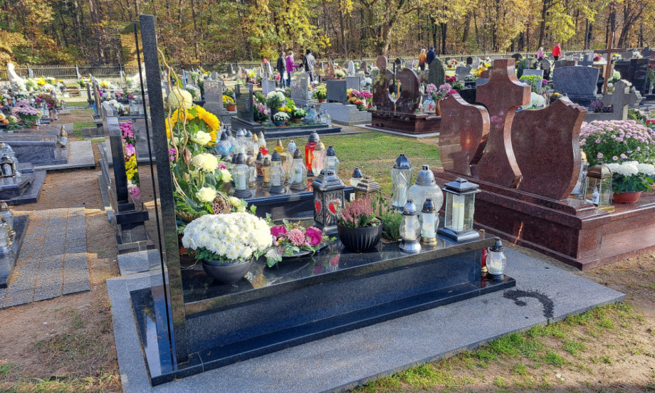 MIHOLJSKE ZADUŠNICE OVE GODINE PADAJU 11. OKTOBRA Evo kakvo cveće se nosi i šta žene ne smeju da rade tog dana!