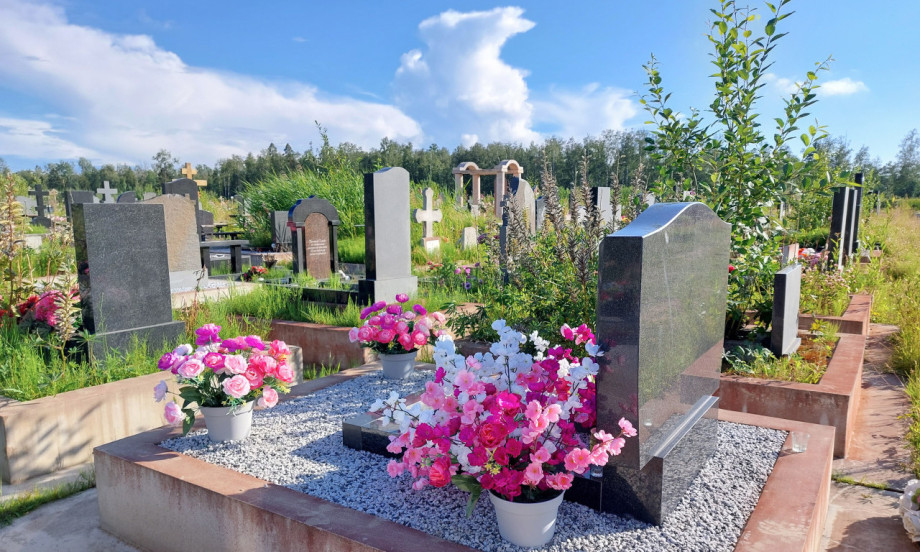 /data/images/2025-10-08/162878_shutterstock-2330227345_kf.jpg ŠTA SE NOSI NA GROBLJE ZA MITROVSKE ZADUŠNICE, DA LI SE PERE VEŠ I ŠTA NIKAKO NE VALJA Svi važni običaji koje poštujemo