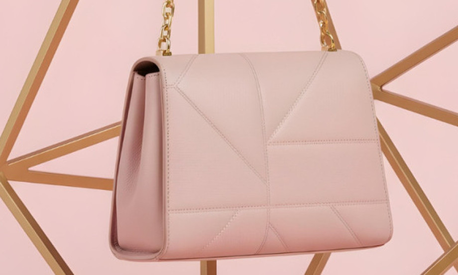 /data/images/2025-10-17/164388_2152020347_kf.jpg ROZE TORBICA PONOVO OSVAJA MODNE PISTE Nežna, a moćna kao nikada pre