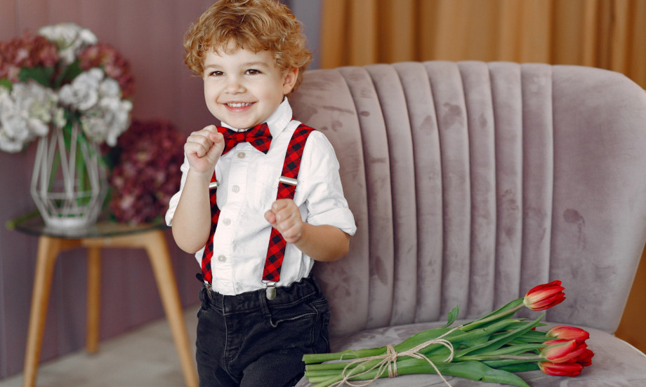 /data/images/2025-10-22/165279_elegant-cute-little-boy-with-bouquet-tulip_kf.jpg KAKO DA ODGAJITE PRAVOG DŽENTLMENA 7 važnih saveta za roditelje koji oblikuju karakter