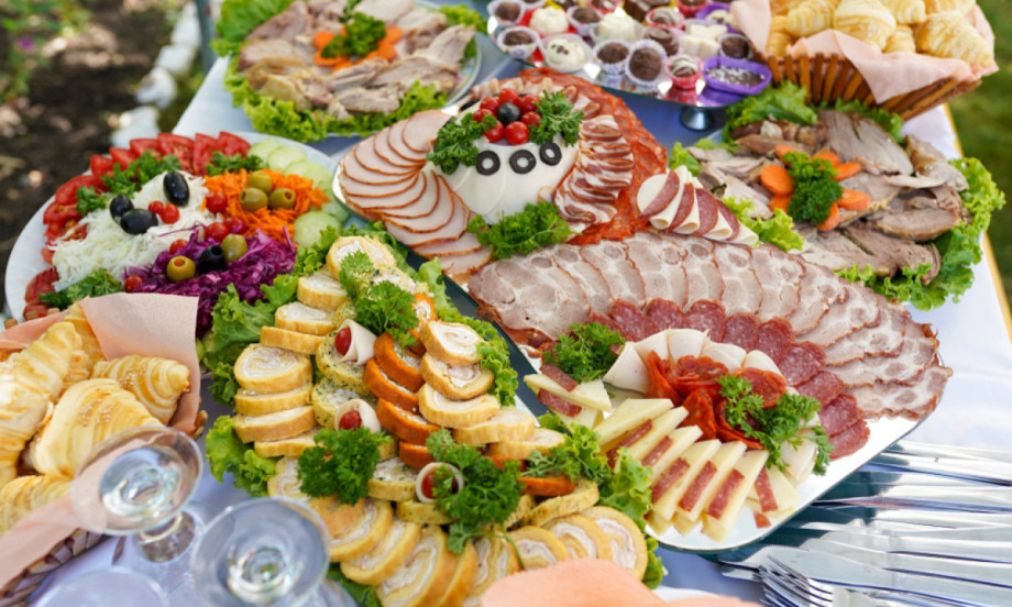 MEZE KOJE OSVAJA NA PRVI ZALOGAJ Ideje kako da slavska trpeza izgleda kao iz restorana!