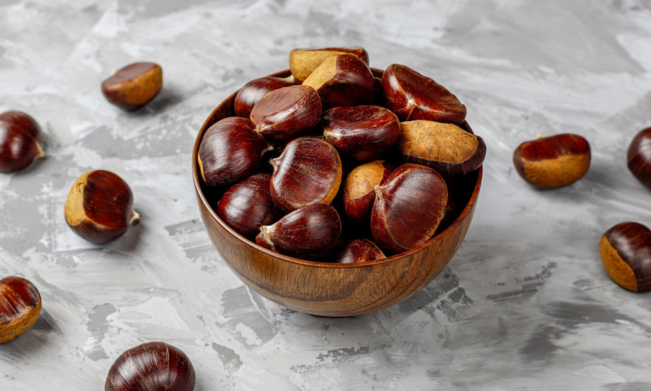 /data/images/2025-10-23/165527_fresh-organic-chestnuts_kf.jpg PLOD JESENI KOJI ČUVA ZDRAVLJE Iznenađujuće prednosti kestena za telo i lepotu!