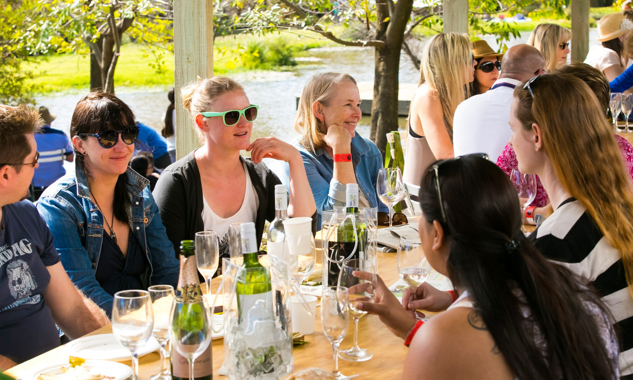 MISLILI STE DA JE PIVO, A NIJE! Evo koje piće najviše goji – a koje vam „prašta“ čašicu viška